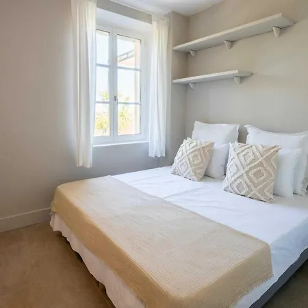 Charming A C House 2br 4p -