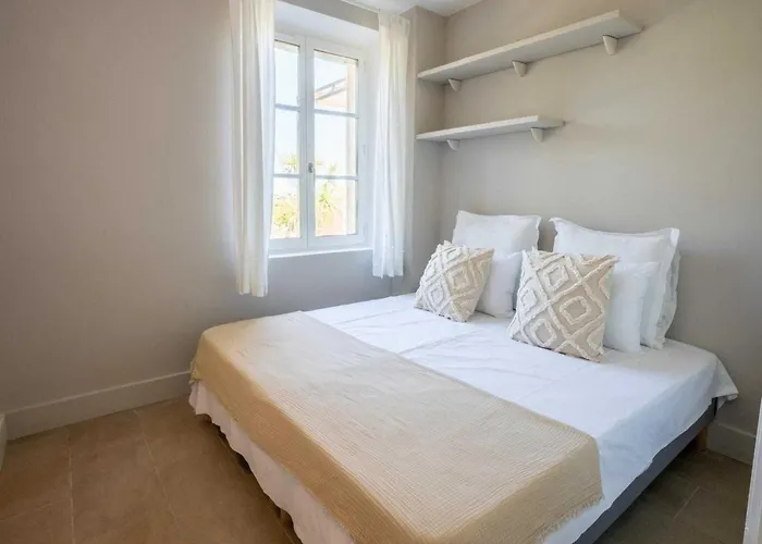 Charming A C House 2br 4p -