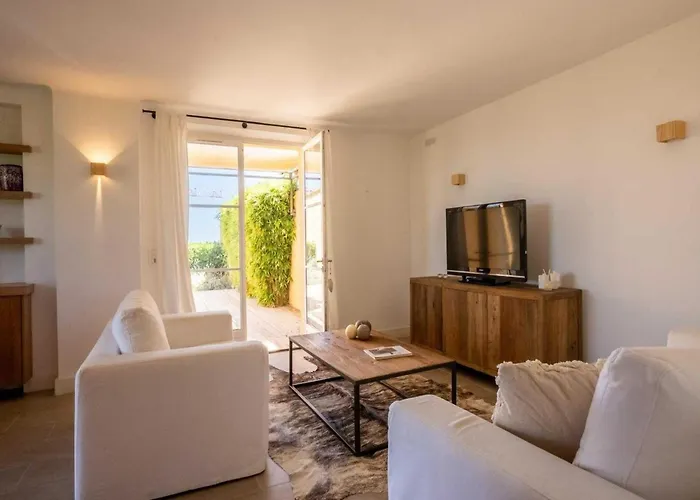 Charming A C House 2br 4p - *